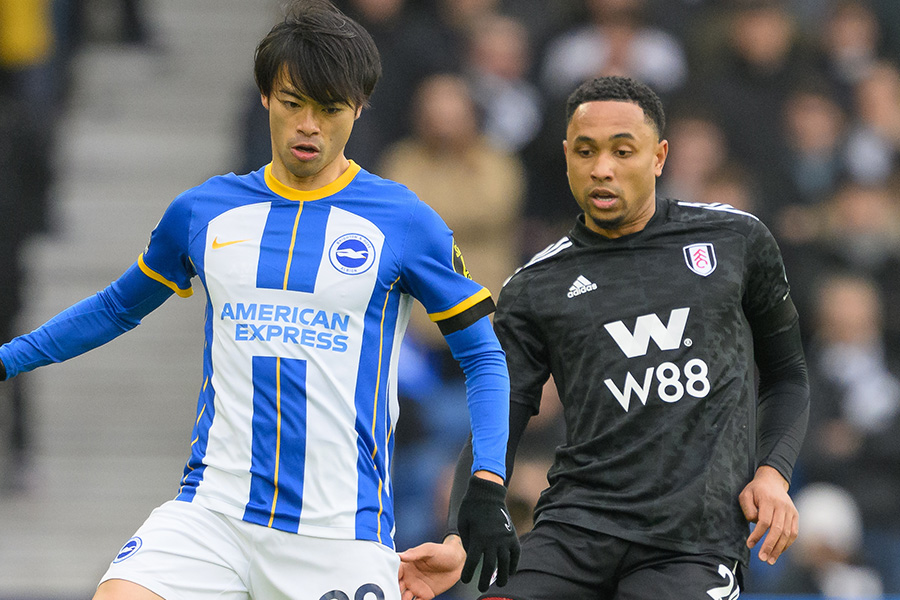 三笘薫は相手DFのマークに苦戦【写真：Getty Images】