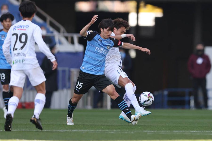 川崎フロンターレMF田中碧とガンバ大阪のMF倉田秋【写真：高橋 学】