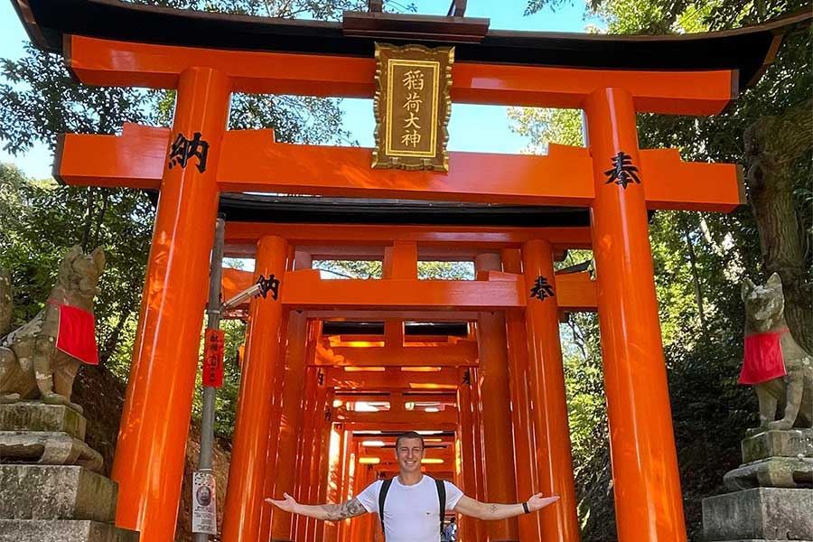 京都・伏見稲荷神社を訪れるなど、オフの日には観光スポット巡りにも意欲的【写真：本人提供】