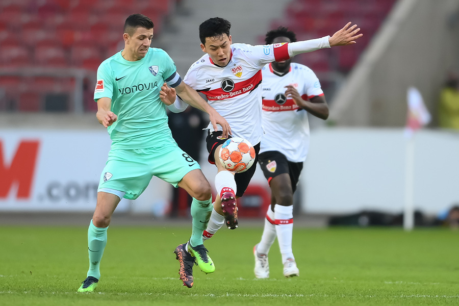 ボーフム戦で相手と競り合うMF遠藤航【写真：Getty Images】