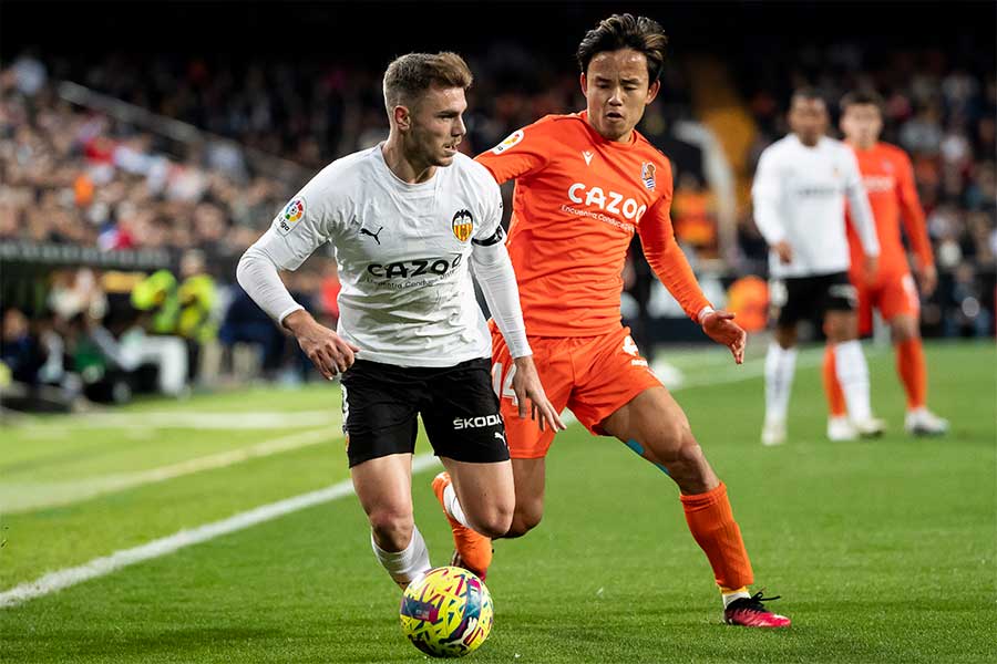 久保建英を抑えたバレンシアDFラト(左)に現地称賛【写真:Getty Images】