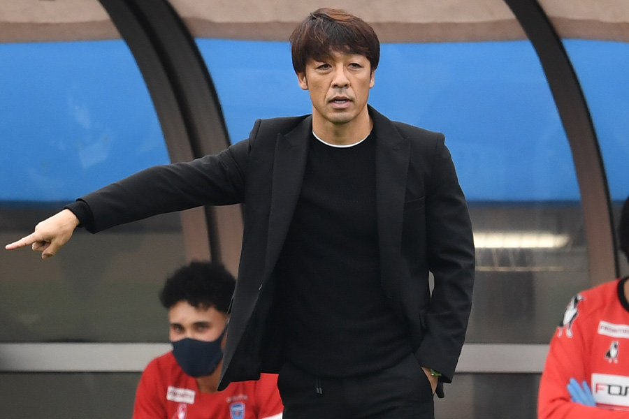 大分を率いる下平隆宏監督【写真：Getty Images】