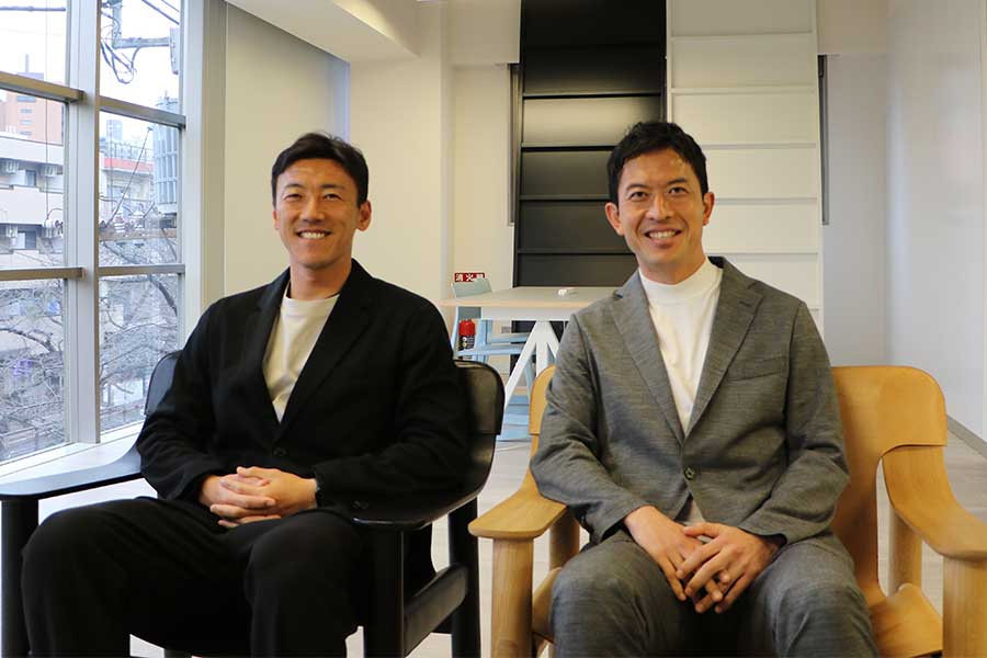 元仙台の鎌田次郎氏(左)と太田吉彰氏【写真:FOOTBALL ZONE編集部】