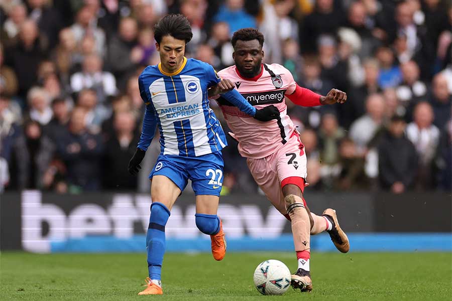 三笘薫の曲芸トラップが話題【写真:ロイター】