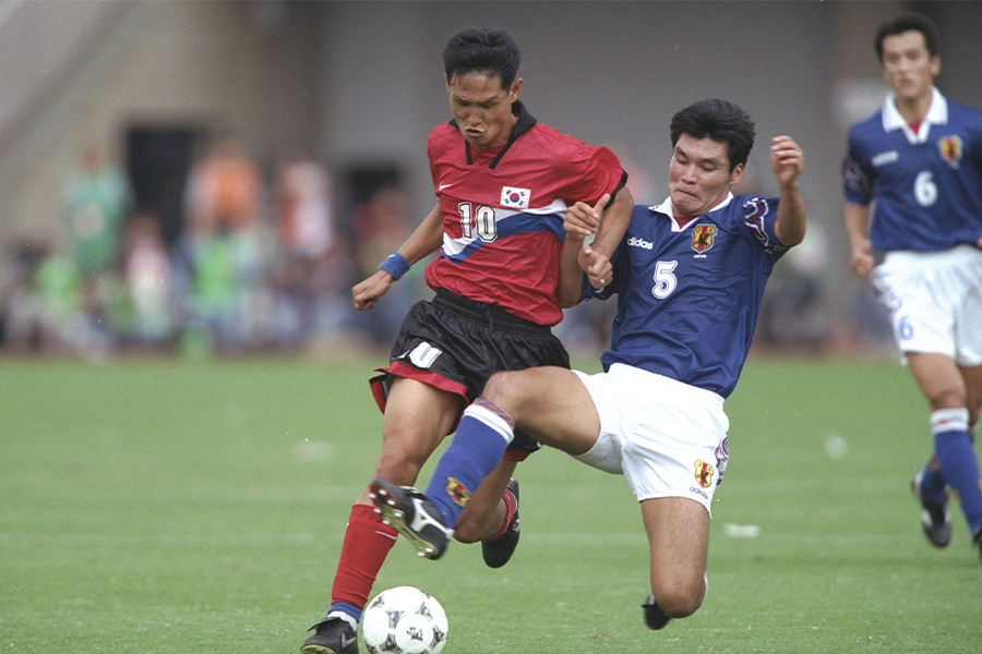 韓国のエースFWチェ・ヨンスと競り合う小村徳男。日本守備陣は奮闘したが終盤に崩壊した【写真：Getty Images】