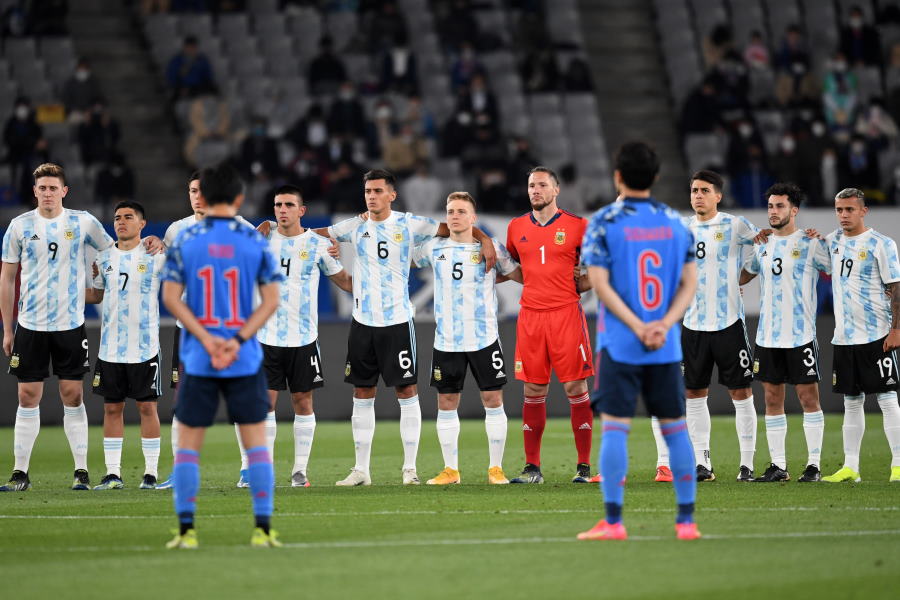 親善試合前にで黙祷を行ったU-24日本代表とU-24アルゼンチン代表【写真：©JFA】