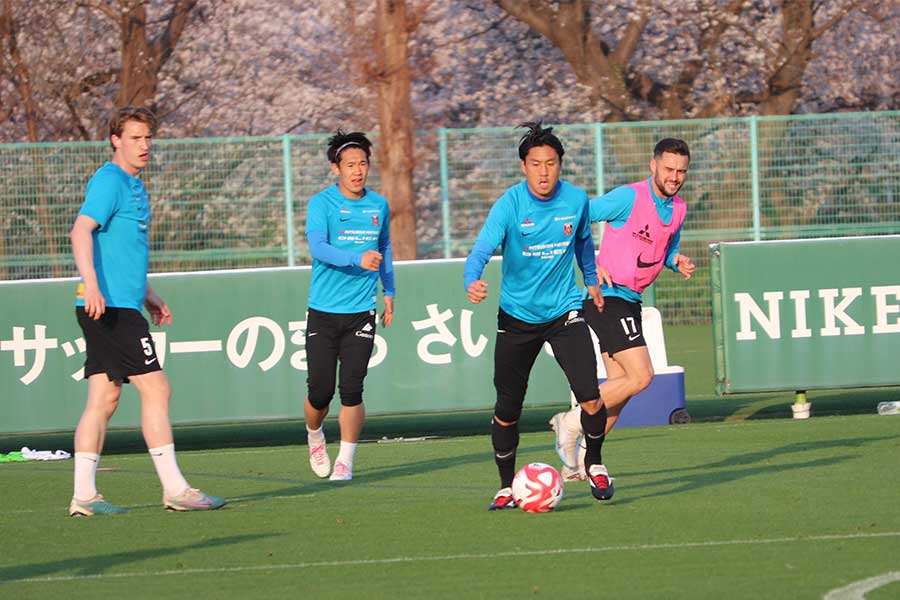 浦和がトレーニングで3バックにトライ【写真:轡田哲朗】