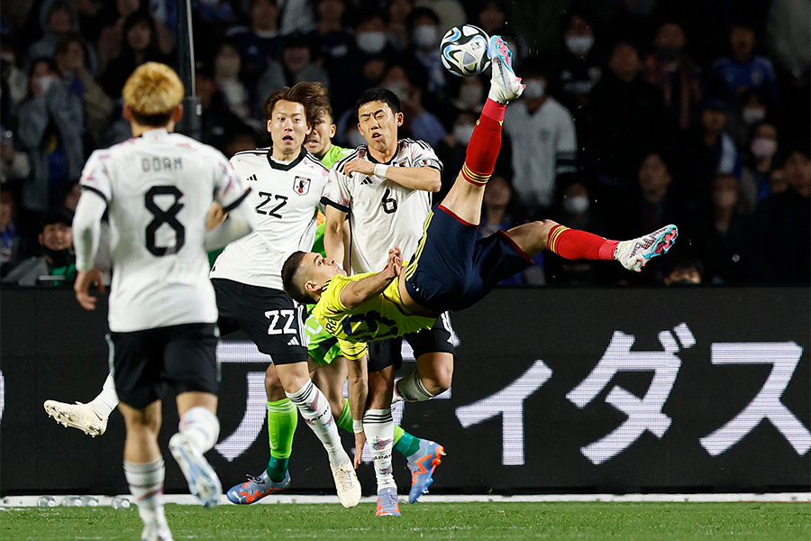 日本代表はオーバーヘッドで失点【写真：ロイター】