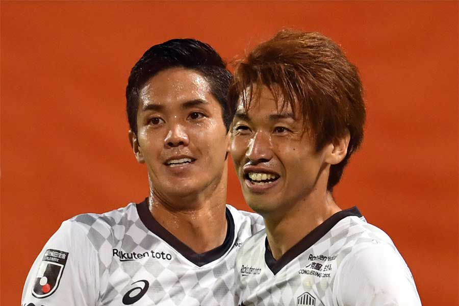 武藤嘉紀(左)と大迫勇也の筋肉美が話題(写真は2021年に撮影)【写真:Getty Images】