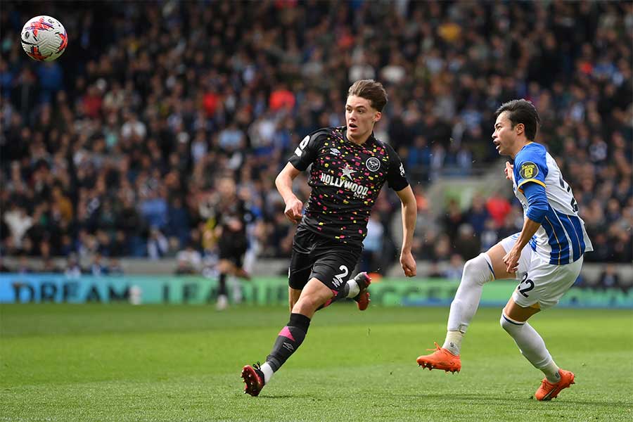 ブレントフォード戦でゴールを決めた三笘薫(右)【写真:Getty Images】