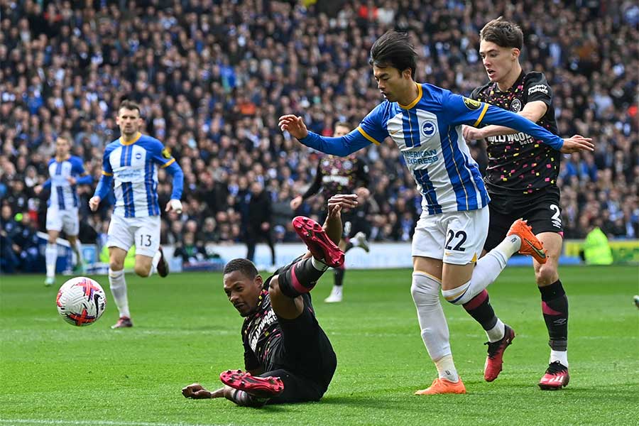 三笘薫の急加速ドリブルが話題【写真:ロイター】