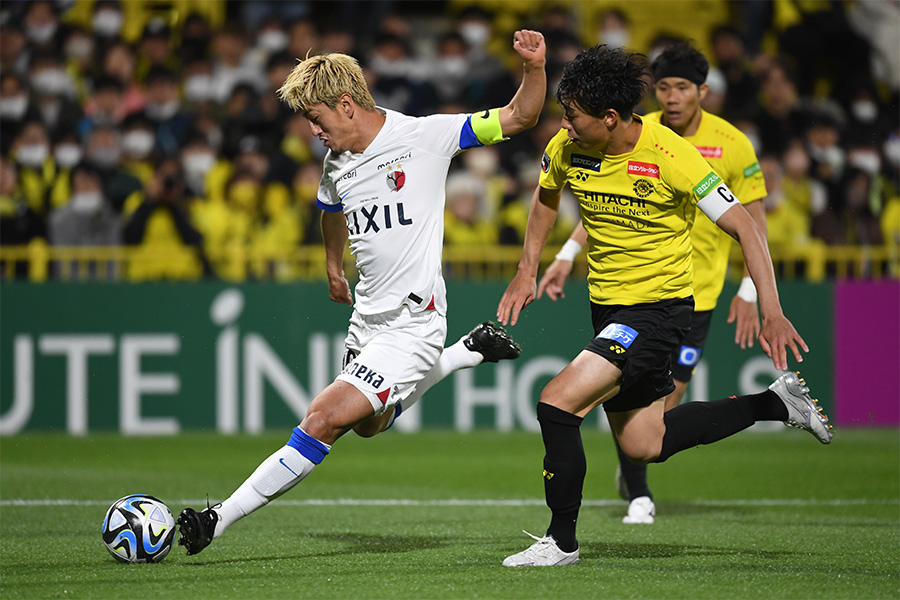 鈴木優磨と古賀太陽がマッチアップ【写真：Getty Images】