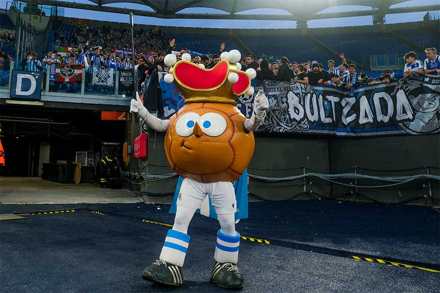 ソシエダマスコット「チュルディン」の足技が話題【写真:Getty Images】