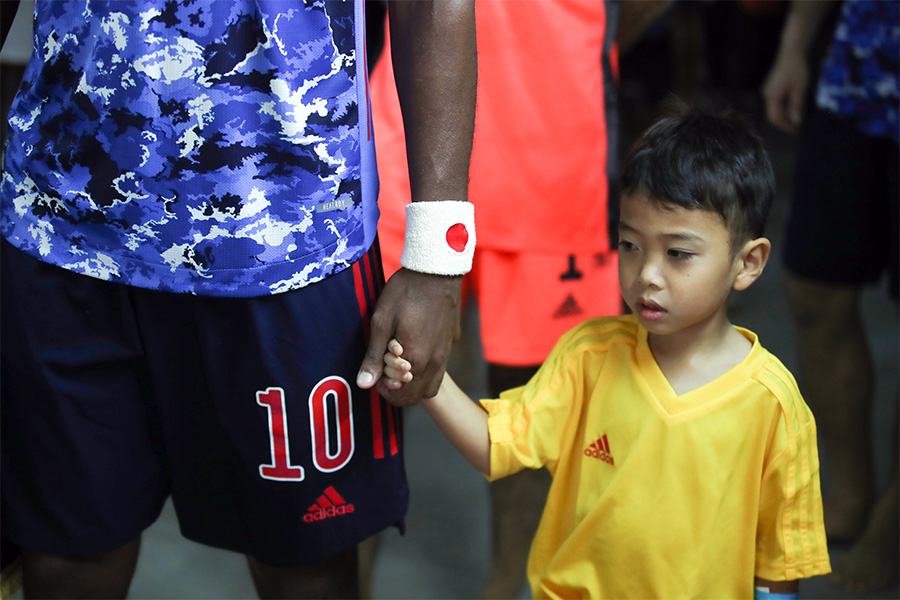 長崎のホームタウン活動の一環として、新小学1年生が選手と入場経験（写真はイメージです）【写真：Getty Images】
