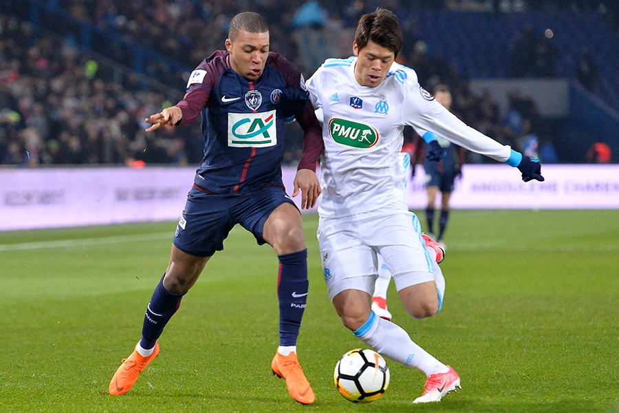 キリアン・ムバッペとマッチアップする酒井宏樹【写真：Getty Images】