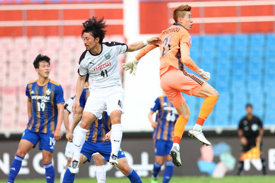 川崎MF家長と競る蔚山GKチョ・ヒョヌ【写真：(C)AFC】