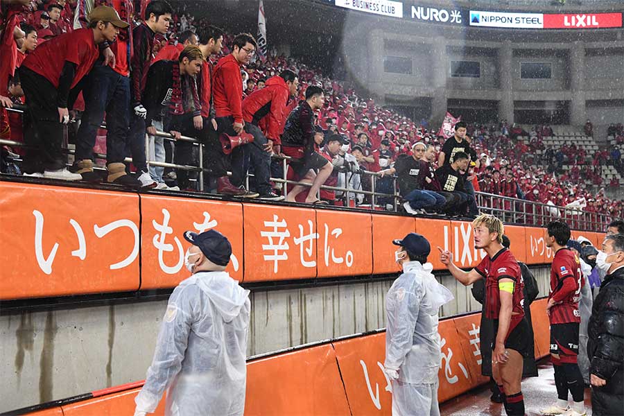 神戸に敗戦後、激しく口論する鈴木優磨とサポーター【写真：徳原隆元】