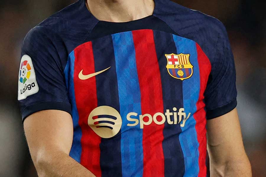 リークされた来季バルセロナのユニフォームデザインに賛否（写真は現在のホームユニ）【写真：ロイター】