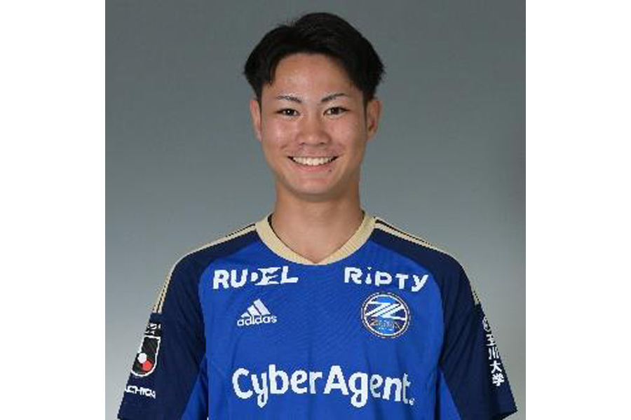 フットボール高校「QUON FD」出身のプロサッカー選手は初【写真：FCMZ】