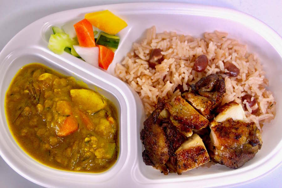 レモンSの「ジャマイカンデラックス弁当」【写真提供:湘南ベルマーレ】