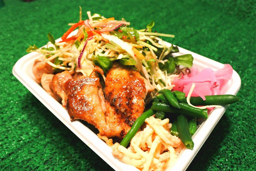 三ツ沢球技場の鉄板鶏飯【写真提供：横浜FC】