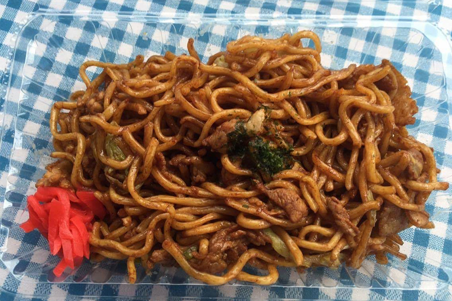 レモンSの「噂のカレー焼きそば」【写真提供：湘南ベルマーレ】