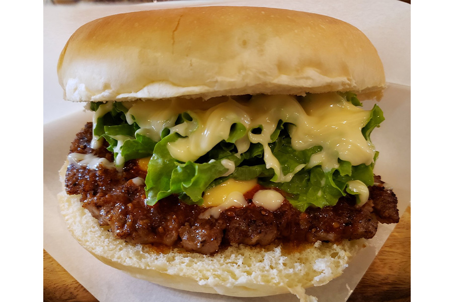 ベスト電器スタジアムの「4Lバーガー」【写真提供：京都サンガF.C.】