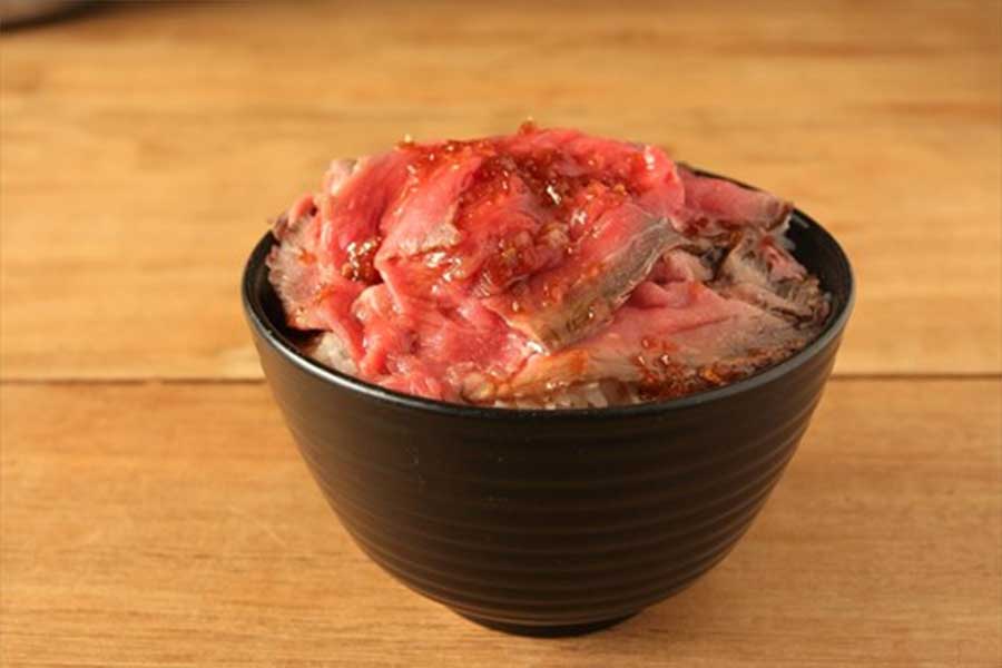 豊田スタジアムの「炙り牛たたき丼」【写真提供:名古屋グランパス】