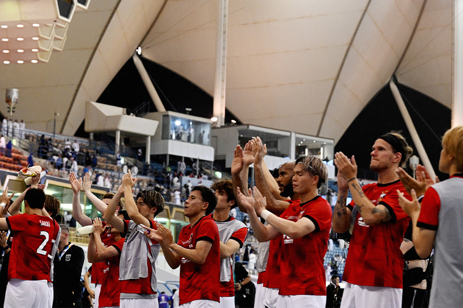 浦和の選手たちが現地に訪れたサポーターたちに感謝【写真：ロイター】