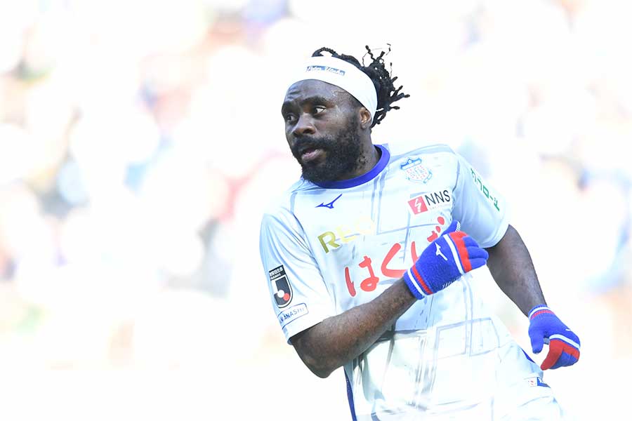 甲府のピーター・ウタカ【写真：Getty Images】