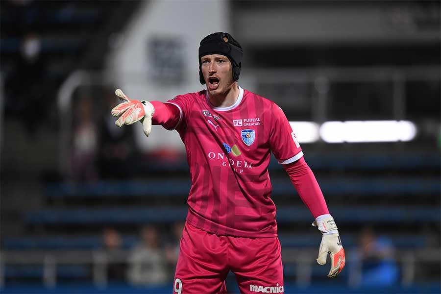 横浜FCのスベンド・ブローダーセン【写真：Getty Images】