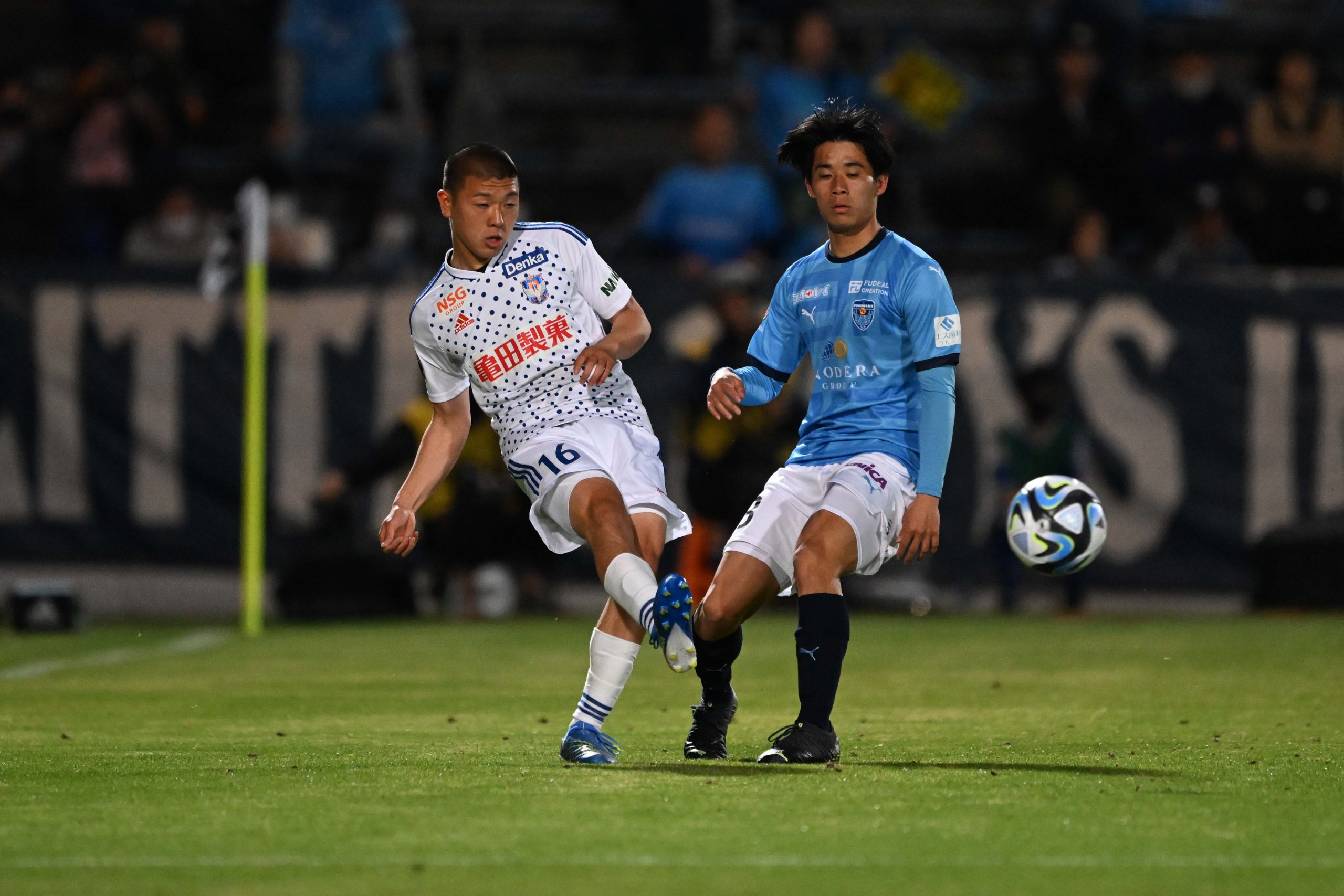 横浜FC対新潟の試合中に乱闘が勃発し一時騒然【写真：徳原隆元】