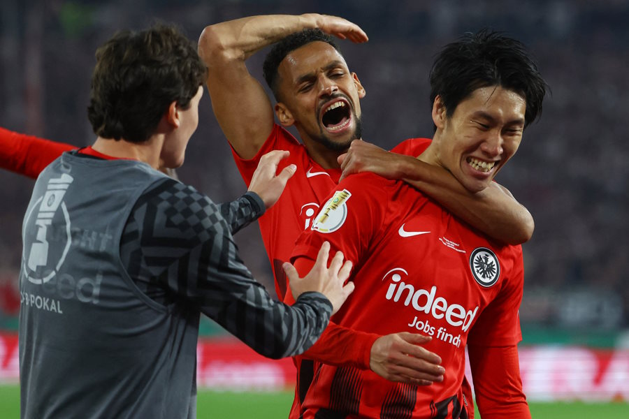 ゴールを決めて喜ぶフランクフルトの鎌田大地【写真：ロイター】
