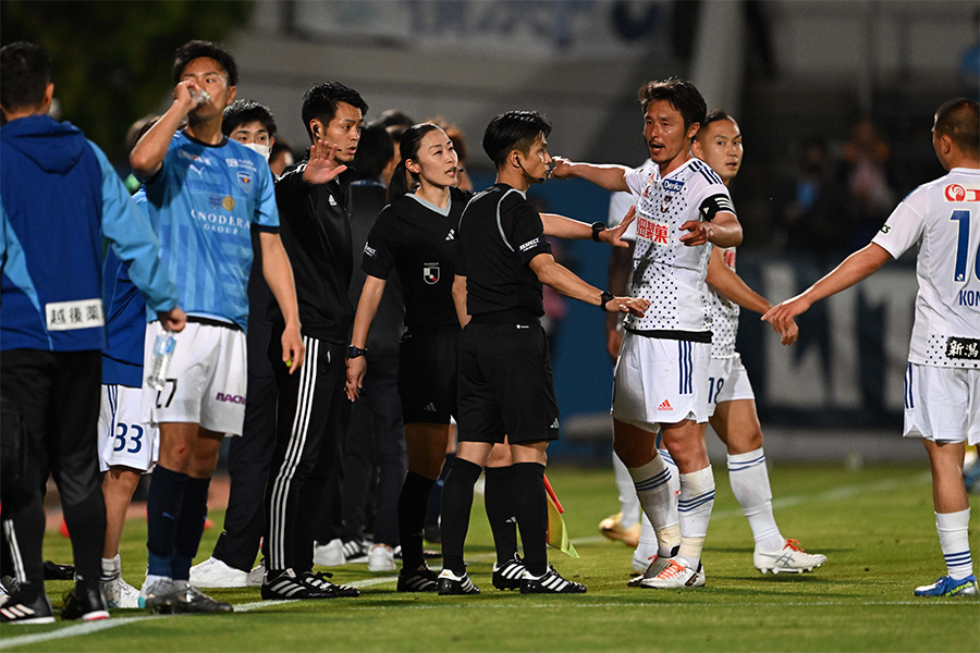 横浜FCと新潟の一戦で乱闘騒動が発生【写真：徳原隆元】