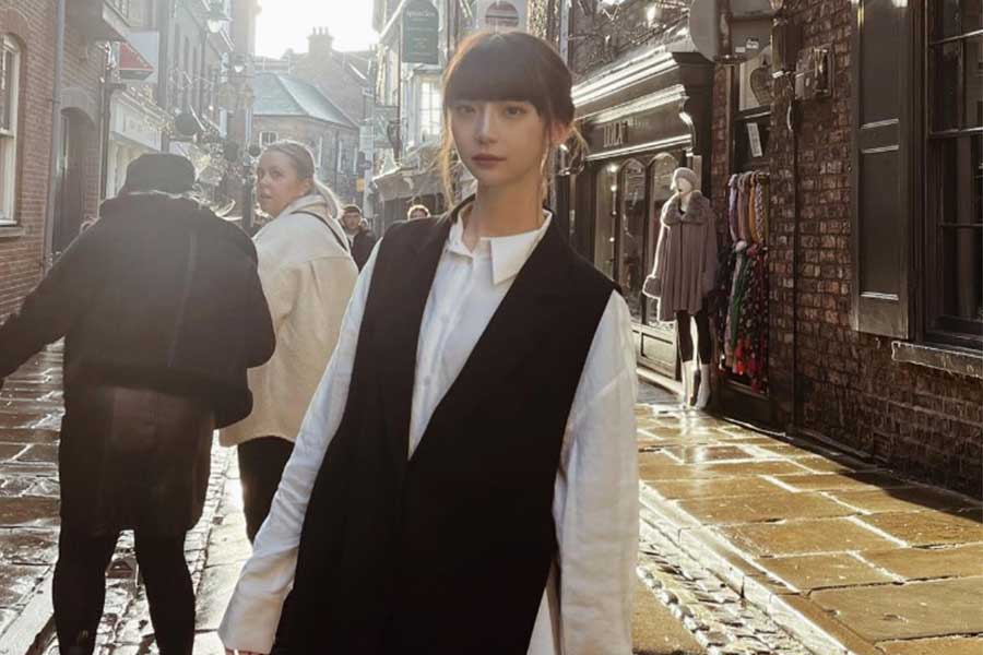 NGT48の元メンバーで女優の荻野由佳さん【写真：インスタグラム（@ogiyuka_ippaiwarae216）より】