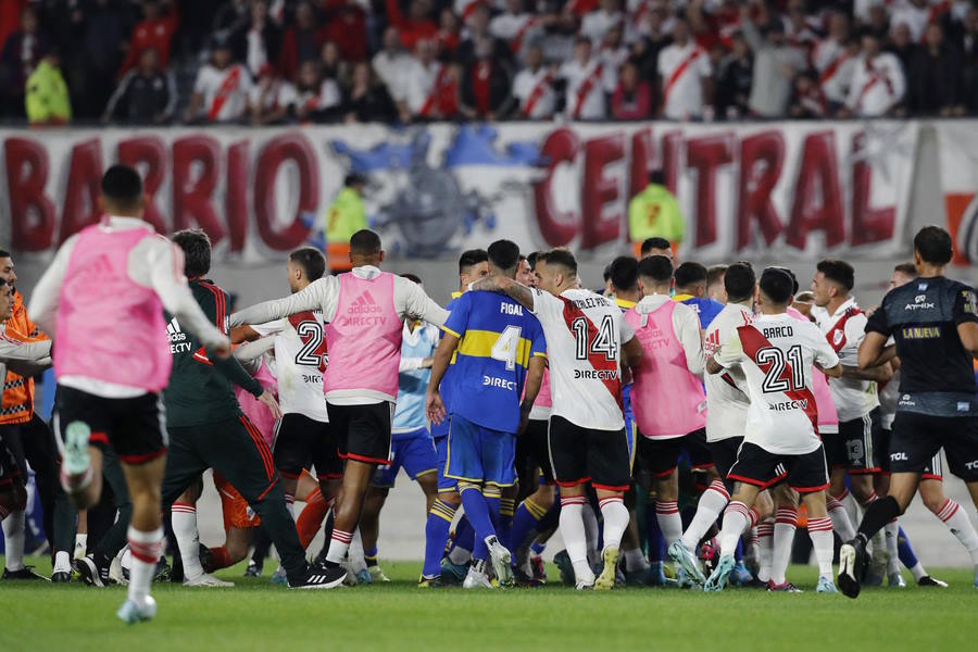 アルゼンチンで7人も退場が発生する荒れ試合が起こった【写真：ロイター】