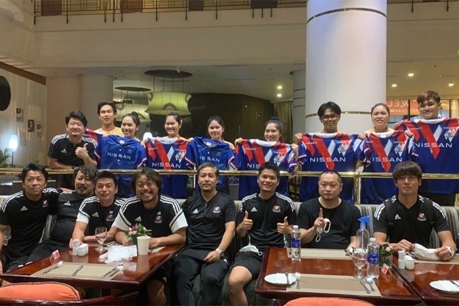 滞在中サポートしてくださったホテルの方々と記念撮影【写真提供：横浜F・マリノス】