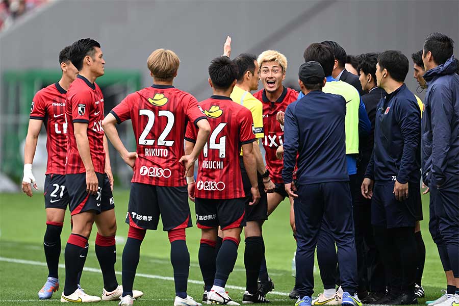 鈴木優磨のゴール取り消しに鹿島選手が猛抗議【写真：徳原隆元】
