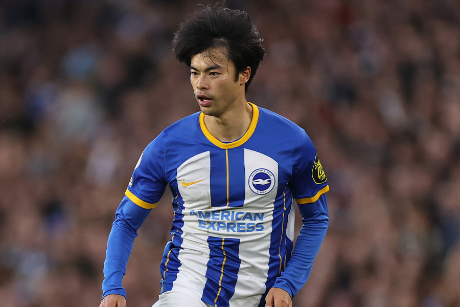 三笘薫がマルティネッリからタックル被害【写真：Getty Images】