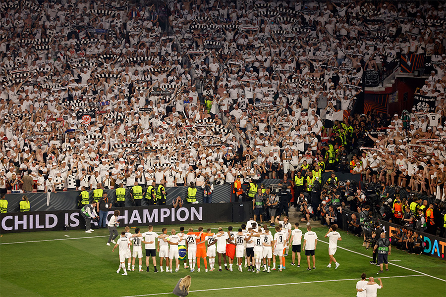 決勝戦に駆け付けたフランクフルトのサポーターたち【写真：ロイター】