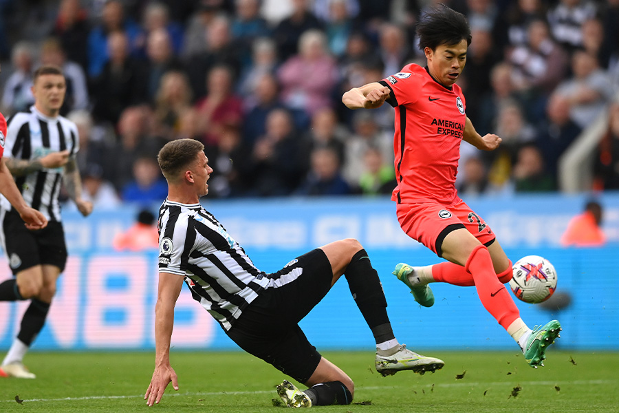 三笘薫はニューカッスル守備陣に苦戦【写真：Getty Images】