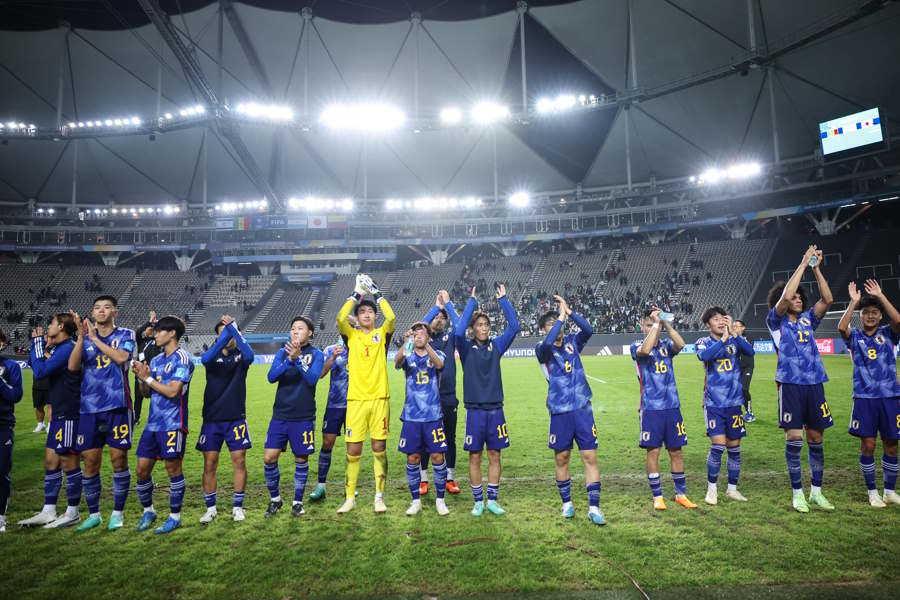 日本人サポーターがごみ拾いを実施【写真：Getty Images】