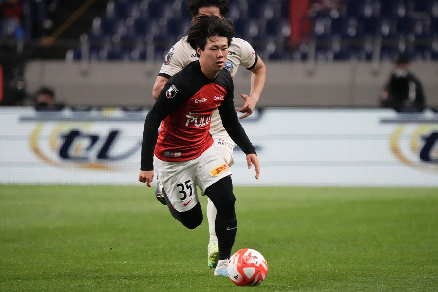 川崎戦にスタメン出場した早川隼平【写真：Getty Images】