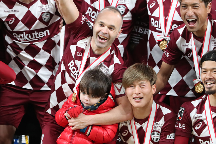 19年の天皇杯でカップを掲げたアンドレス・イニエスタ【写真：高橋 学】