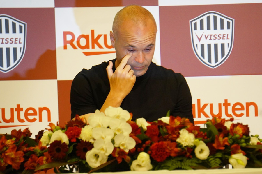 退団会見で涙を流したアンドレス・イニエスタ【写真：FOOTBALL ZONE編集部】