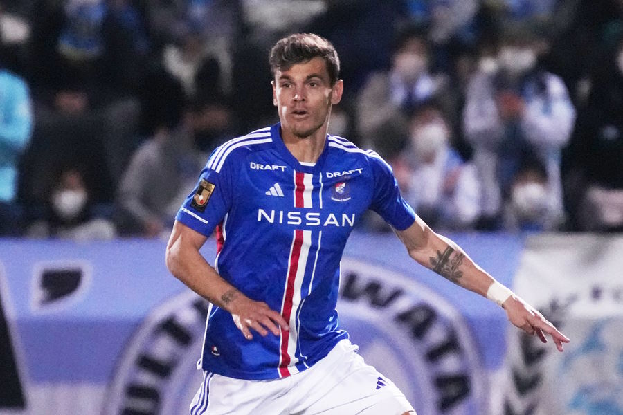 横浜FMでプレーするエドゥアルド【写真：Getty Images】