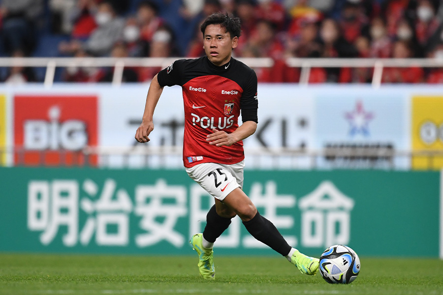 浦和でプレーする安居海渡【写真：Getty Images】