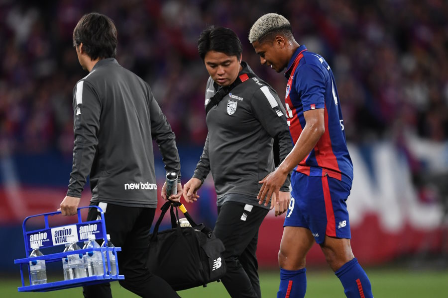 C大阪戦で負傷したFC東京のバングーナガンデ佳史扶【写真：Getty Images】