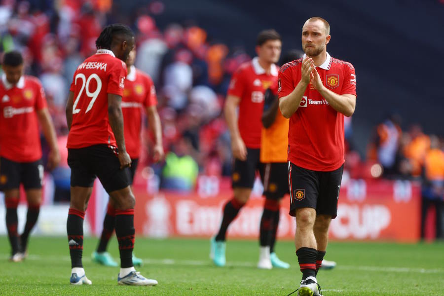 ギャリー・ネビル氏の手荷物に注目【写真:ロイター】