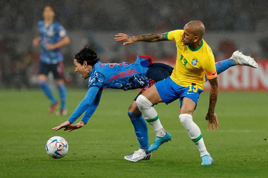 ダニエウ・アウベスとマッチアップする南野拓実【写真：ロイター】